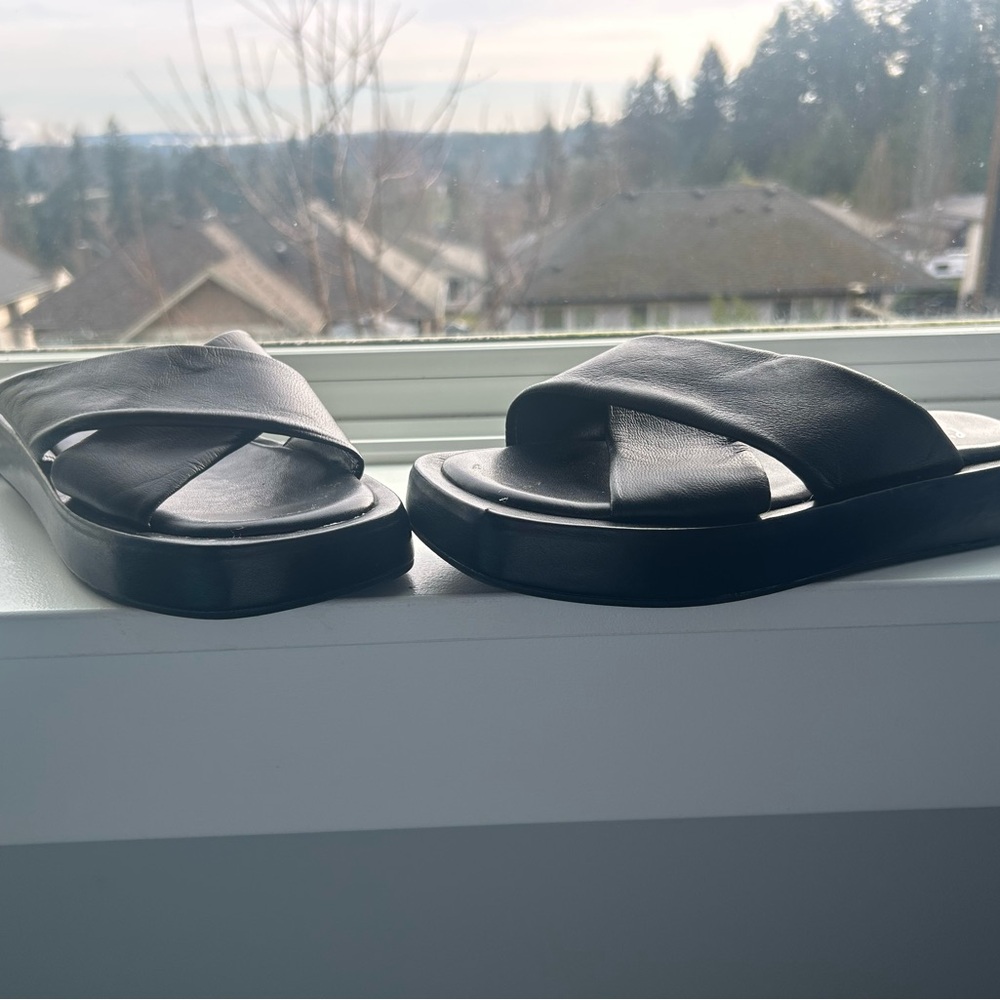 L'INTERVALLE Black Slides - Picture 4 of 5